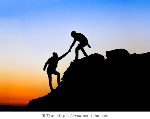 两个登山者手的侧面影像励志努力坚持不懈克服困难